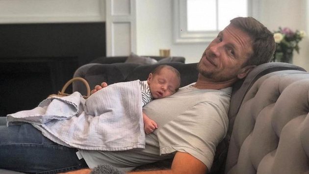 Mistr světa formule 1 Jenson Button se synkem Hendrixem Jonathanem. Mistr světa formule 1 Jenson Button se synkem Hendrixem Jonathanem.