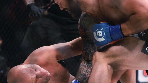 Ryan Bader v Kalifornii ukončil legendárního Fedora Jemeljaněnka za 35 sekund. Ryan Bader v Kalifornii ukončil legendárního Fedora Jemeljaněnka za 35 sekund.
