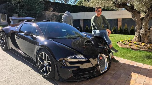 Cristiano Ronaldo a jeho Bugatti Veyron GSV. Cristiano Ronaldo a jeho Bugatti Veyron GSV.