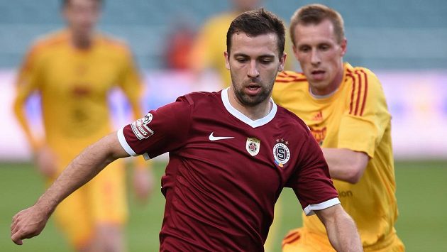 Záložník Sparty Praha Josef Hušbauer si kryje míč před Tomášem Bergrem z Dukly. Záložník Sparty Praha Josef Hušbauer si kryje míč před Tomášem Bergrem z Dukly.