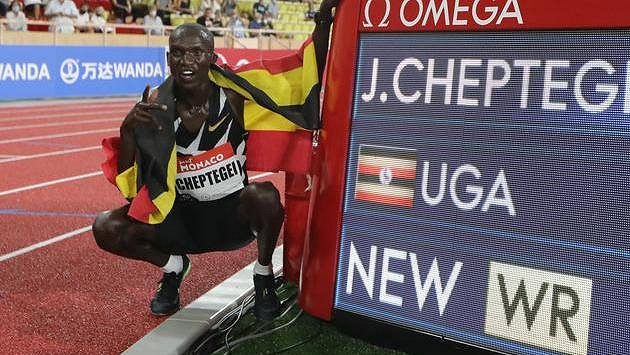 Joshua Cheptegei na mítinku Diamantové ligy v Monaku překonal světový rekord v běhu na 5000 metrů Joshua Cheptegei na mítinku Diamantové ligy v Monaku překonal světový rekord v běhu na 5000 metrů