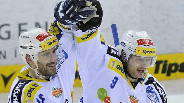 Hokejisté Komety Brno Jiří Vašíček (vlevo) a Roman Erat se radují z branky. Hokejisté Komety Brno Jiří Vašíček (vlevo) a Roman Erat se radují z branky.