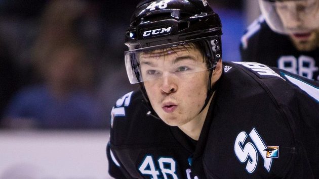 Na návrat do sestavy San Jose ještě Tomáš Hertl pomýšlet nemůže, po zranění kolena zatím začne s bruslením. Na návrat do sestavy San Jose ještě Tomáš Hertl pomýšlet nemůže, po zranění kolena zatím začne s bruslením.