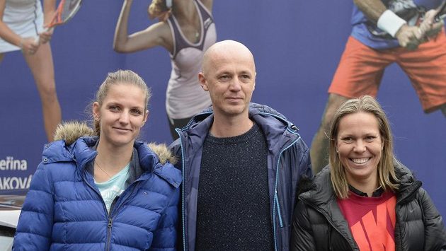 Kapitán fedcupového týmu Petr Pála (uprostřed) se svými svěřenkyněmi Karolínou Plíškovou (vlevo) a Lucií Hradeckou. Kapitán fedcupového týmu Petr Pála (uprostřed) se svými svěřenkyněmi Karolínou Plíškovou (vlevo) a Lucií Hradeckou.