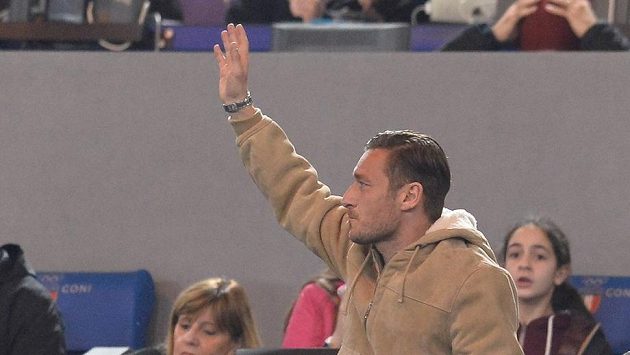 Francesco Totti z AS Řím na tribuně během utkání Serie A s Palermem. Francesco Totti z AS Řím na tribuně během utkání Serie A s Palermem.