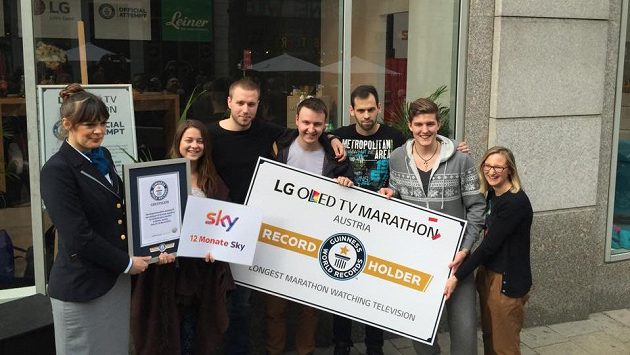 Televizní maratónci po úspěšném překonání rekordu. Televizní maratónci po úspěšném překonání rekordu.