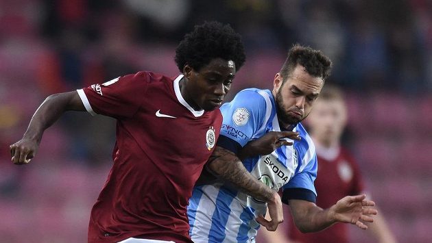 Útočník Milan Lalkovič v dresu Mladé Boleslavi (vpravo) v souboji se sparťanem Konatém. Útočník Milan Lalkovič v dresu Mladé Boleslavi (vpravo) v souboji se sparťanem Konatém.