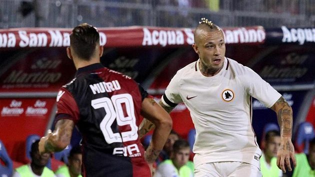 Radja Nainggolan z AS Řím (vpravo) a Nicola Murru z Cagliari. Radja Nainggolan z AS Řím (vpravo) a Nicola Murru z Cagliari.