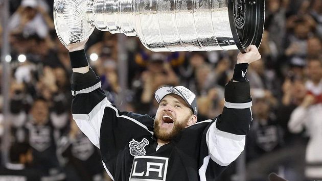 Marián Gáborík se raduje s vytouženým Stanley Cupem pro vítěze play off NHL. Marián Gáborík se raduje s vytouženým Stanley Cupem pro vítěze play off NHL.