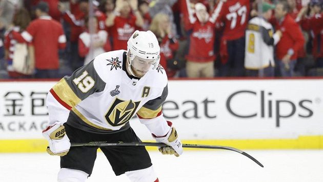 Zklamaný útočník Vegas Golden Knights Reilly Smith ve čtvrtém finále Stanley Cupu. Zklamaný útočník Vegas Golden Knights Reilly Smith ve čtvrtém finále Stanley Cupu.