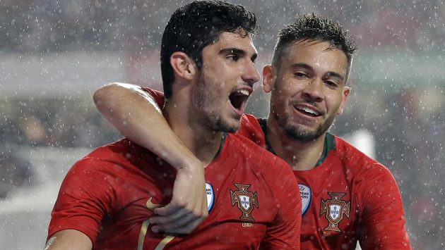 Portugalec Goncalo Guedes (vlevo) se spoluhráčem Raphaelem Guerreirem se radují z gólu v utkání proti Alžírsku. Portugalec Goncalo Guedes (vlevo) se spoluhráčem Raphaelem Guerreirem se radují z gólu v utkání proti Alžírsku.
