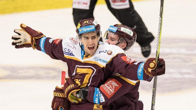 Hokejisté Jihlavy Tomáš Jiránek (vlevo) a Nicolai Bryhnisveen oslavují vítězný gól na 4:3 během utkání s Mladou Boleslaví. Hokejisté Jihlavy Tomáš Jiránek (vlevo) a Nicolai Bryhnisveen oslavují vítězný gól na 4:3 během utkání s Mladou Boleslaví.