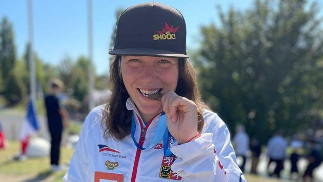 Tereza Fišerová se svým premiérovým zlatem ze Světového poháru. Tereza Fišerová se svým premiérovým zlatem ze Světového poháru.