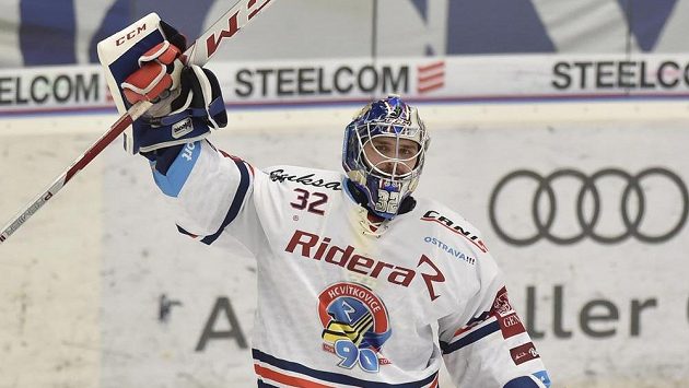 Brankář Vítkovic Patrik Bartošák se raduje z vítězství nad Chomutovem. Brankář Vítkovic Patrik Bartošák se raduje z vítězství nad Chomutovem.