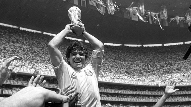 Diego Maradona s pohárem pro mistra světa. Diego Maradona s pohárem pro mistra světa.