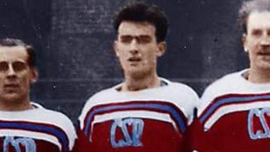 Zdeněk Marek pomohl v roce 1949 vybojovat československým hokejistům ve Stockholmu titul mistrů světa. Zdeněk Marek pomohl v roce 1949 vybojovat československým hokejistům ve Stockholmu titul mistrů světa.