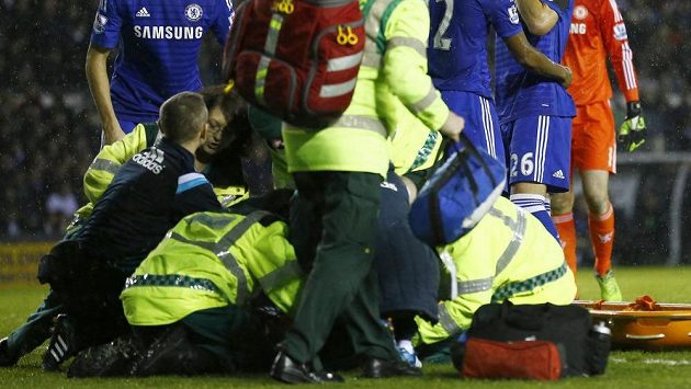 Hráči Chelsea přihlížejí, jak lékaři a pořadatelé pomáhají Kurtu Zoumovi, jenž bezvládně ležel po střetu s Petrem Čechem. Hráči Chelsea přihlížejí, jak lékaři a pořadatelé pomáhají Kurtu Zoumovi, jenž bezvládně ležel po střetu s Petrem Čechem.
