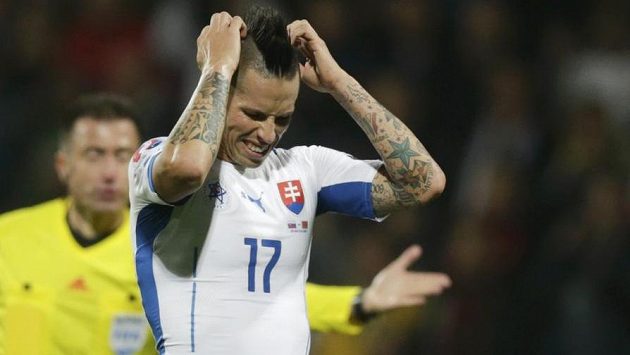 Poslední krok je nejtěžší... Naštvaný Marek Hamšík poté, co Slováci v kvalifikaci ME podlehli 0:1 Bělorusku. Poslední krok je nejtěžší... Naštvaný Marek Hamšík poté, co Slováci v kvalifikaci ME podlehli 0:1 Bělorusku.