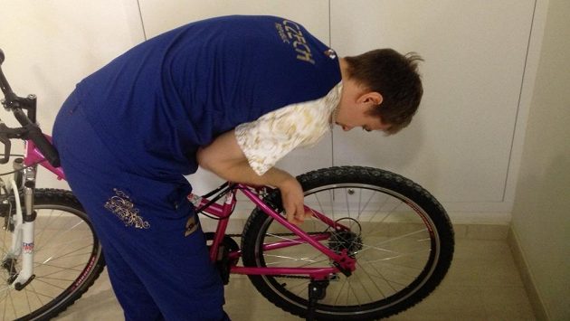 Krasobruslař Michal Březina se stal v olympijské vesnici specialistou na montování kol pro české reprezentanty. Na snímku skládá bicykl pro Jaromíra Jágra. Krasobruslař Michal Březina se stal v olympijské vesnici specialistou na montování kol pro české reprezentanty. Na snímku skládá bicykl pro Jaromíra Jágra.