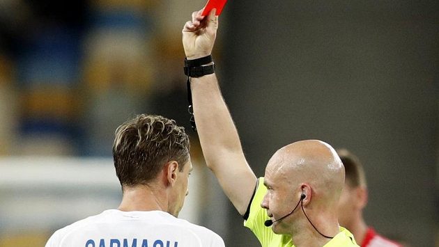 Rozhodčí Anthony Taylor ukazuje Denysi Harmašovi z Dynama Kijev červenou kartu, kterou musel následně zrušit. Rozhodčí Anthony Taylor ukazuje Denysi Harmašovi z Dynama Kijev červenou kartu, kterou musel následně zrušit.