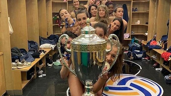 Volejbalistky italského Conegliana zapózovaly nahé s mistrovskou trofejí. Zdroj: Instagram Joanna Wołosz Volejbalistky italského Conegliana zapózovaly nahé s mistrovskou trofejí. Zdroj: Instagram Joanna Wołosz