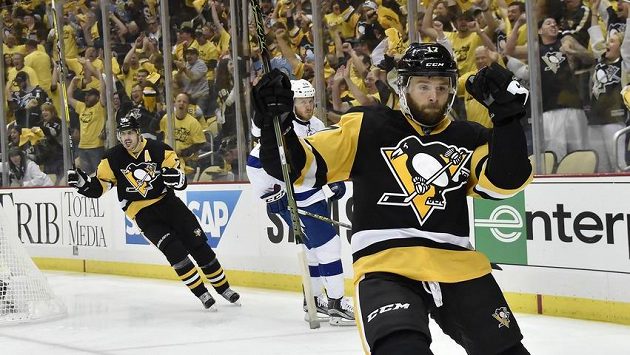Bek Tučňáků Bryan Rust (vpředu) se stal hrdinou sedmého duelu proti Tampě. Bek Tučňáků Bryan Rust (vpředu) se stal hrdinou sedmého duelu proti Tampě.