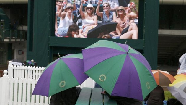 Program ve Wimbledonu narušuje déšť. Program ve Wimbledonu narušuje déšť.