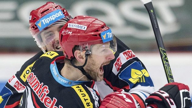 Obránce Hradce Králové Karel Pilař (vpředu) dostal trest na tři zápasy. Obránce Hradce Králové Karel Pilař (vpředu) dostal trest na tři zápasy.
