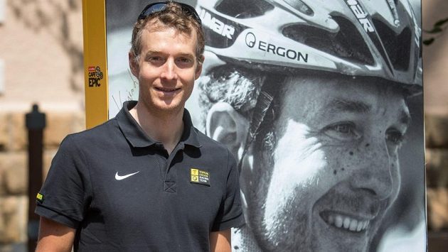 Kristián Hynek ve dvojí podobě přímo v dějišti závodu Cape Epic 2015. Na billboardu se směje coby loňský vítěz. Kristián Hynek ve dvojí podobě přímo v dějišti závodu Cape Epic 2015. Na billboardu se směje coby loňský vítěz.