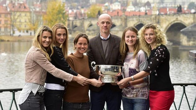 České tenistky (zleva) Lucie Šafářová, Petra Kvitová, Barbora Strýcová, Barbora Krejčíková a Kateřina Siniaková a nehrajicí kapitán týmu Petr Pála pózovali s pohárem pro vítěze Fed Cupu. České tenistky (zleva) Lucie Šafářová, Petra Kvitová, Barbora Strýcová, Barbora Krejčíková a Kateřina Siniaková a nehrajicí kapitán týmu Petr Pála pózovali s pohárem pro vítěze Fed Cupu.