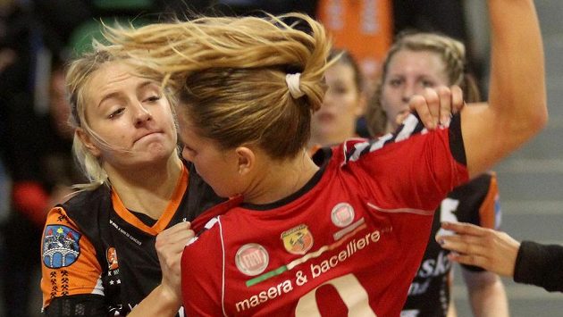 Mostecká házenkářka Markéta Jeřábková (vlevo) a Giulia Clericiová z italského celku Cassano Magnago. Mostecká házenkářka Markéta Jeřábková (vlevo) a Giulia Clericiová z italského celku Cassano Magnago.