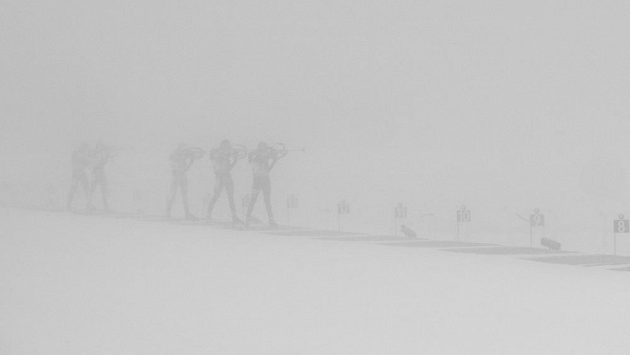 Při podrobnějším prozkoumání jsou na fotografii k vidění biatlonisté při střelbě ve stoje během štafety SP v Oberhofu. Ilustrační foto. Při podrobnějším prozkoumání jsou na fotografii k vidění biatlonisté při střelbě ve stoje během štafety SP v Oberhofu. Ilustrační foto.