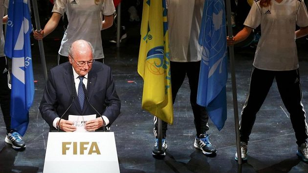 Prezident FIFA Sepp Blatter během svého projevu na svou obhajobu. Prezident FIFA Sepp Blatter během svého projevu na svou obhajobu.