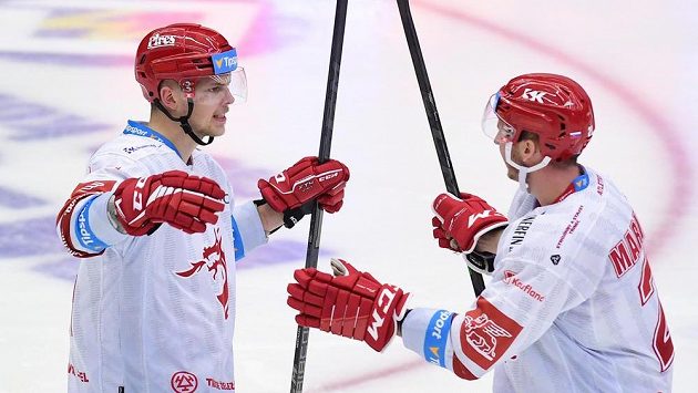 Zleva Andrej Nestrašil a Martin Marinčin z Třince se radují z gólu. Zleva Andrej Nestrašil a Martin Marinčin z Třince se radují z gólu.