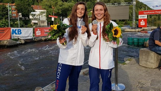 Karolína (vpravo) a Antonie Galuškovy se svými medailemi z letošního mistrovství Evropy juniorů a do 23 let v německém Hohenlimburgu. Karolína (vpravo) a Antonie Galuškovy se svými medailemi z letošního mistrovství Evropy juniorů a do 23 let v německém Hohenlimburgu.