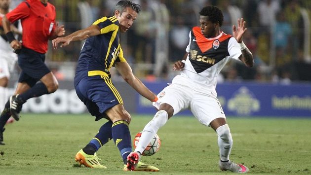 Frederico Rodrigues Santos (vpravo), přezdívaný jako Fred, bojuje o míč s Robinem van Persiem z Fenerbahce Istanbul. Frederico Rodrigues Santos (vpravo), přezdívaný jako Fred, bojuje o míč s Robinem van Persiem z Fenerbahce Istanbul.