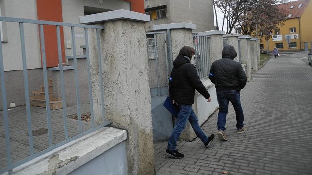 Kriminalisté vycházejí z domu v Prostějově, kde bydlí Petra Kvitová. Kriminalisté vycházejí z domu v Prostějově, kde bydlí Petra Kvitová.