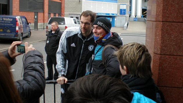 Petr Čech se fotografuje s fanoušky. Petr Čech se fotografuje s fanoušky.