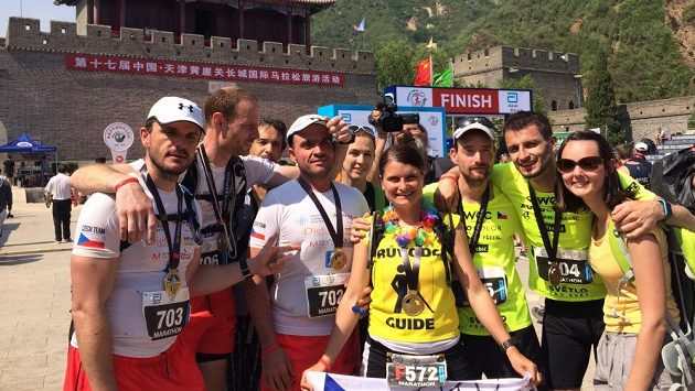 Trasérka Jitka Křížová (uprostřed) při maratónu na Velké čínské zdi. Trasérka Jitka Křížová (uprostřed) při maratónu na Velké čínské zdi.