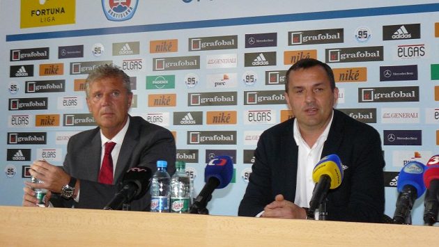 Jozef Chovanec (vlevo) a Dušan Tittel na tiskové konferenci Slovanu Bratislava. Jozef Chovanec (vlevo) a Dušan Tittel na tiskové konferenci Slovanu Bratislava.