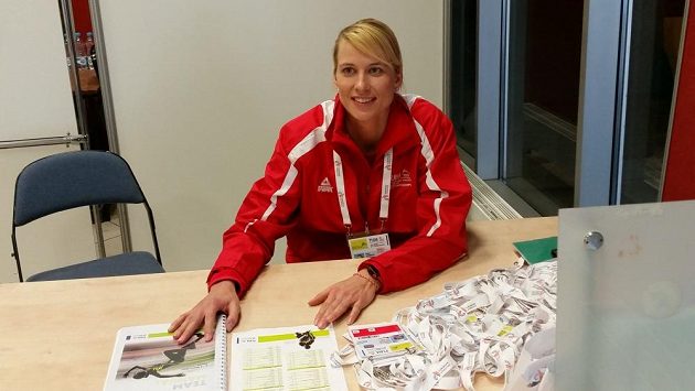 Bývalá basketbalistka Ivana Večeřová si během halového ME v atletice vyzkoušela práci dobrovolnice. Bývalá basketbalistka Ivana Večeřová si během halového ME v atletice vyzkoušela práci dobrovolnice.
