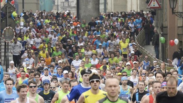 Pražský půlmaraton se běžel 5. dubna v centru Prahy. Na snímku běžci běží po Smetanově nábřeží u Novotného lávky. Pražský půlmaraton se běžel 5. dubna v centru Prahy. Na snímku běžci běží po Smetanově nábřeží u Novotného lávky.