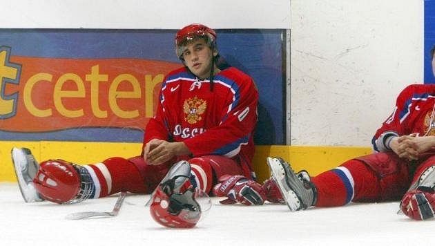 Ruský hokejista Sergej Ogorodnikov (na snímku po finále MS dvacítek v roce 2006) našel smrt ve vlnách. Ruský hokejista Sergej Ogorodnikov (na snímku po finále MS dvacítek v roce 2006) našel smrt ve vlnách.