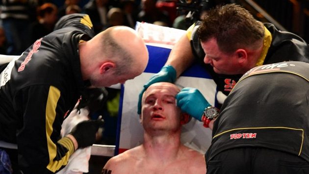 Český boxer Lukáš Konečný při zápase o titul mistra Evropy proti Francouzi Achourovi. Český boxer Lukáš Konečný při zápase o titul mistra Evropy proti Francouzi Achourovi.