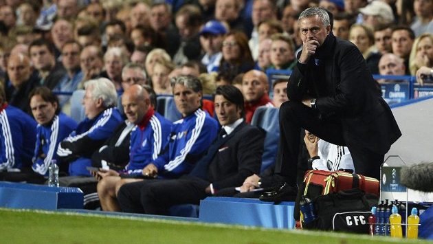 Zadumaný trenér Chelsea José Mourinho během utkání Ligy mistrů s Basilejí. Zadumaný trenér Chelsea José Mourinho během utkání Ligy mistrů s Basilejí.