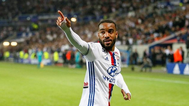 Lyonský útočník Alexandre Lacazette slaví gól proti Monaku v zápase 37. kola francouzské ligy. Lyonský útočník Alexandre Lacazette slaví gól proti Monaku v zápase 37. kola francouzské ligy.