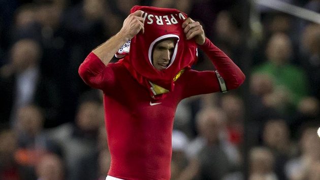 Útočník Manchesteru United Robin van Persie se navléká dres po oslavě své vyrovnávací branky v duelu s Chelsea. Útočník Manchesteru United Robin van Persie se navléká dres po oslavě své vyrovnávací branky v duelu s Chelsea.