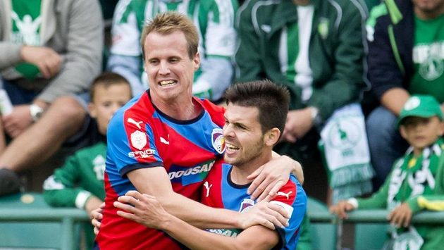 Michal Ďuriš z Plzně (vpravo) se raduje z gólu se spoluhráčem Davidem Limberským na hřišti Bohemians Praha 1905. Michal Ďuriš z Plzně (vpravo) se raduje z gólu se spoluhráčem Davidem Limberským na hřišti Bohemians Praha 1905.
