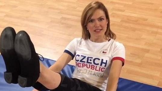 Gabriela Koukalová posiluje v olympijském triku. Gabriela Koukalová posiluje v olympijském triku.