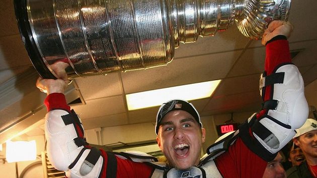 Valtteri Filppula se Stanley Cupem, který v roce 2008 získal s Detroitem. Valtteri Filppula se Stanley Cupem, který v roce 2008 získal s Detroitem.